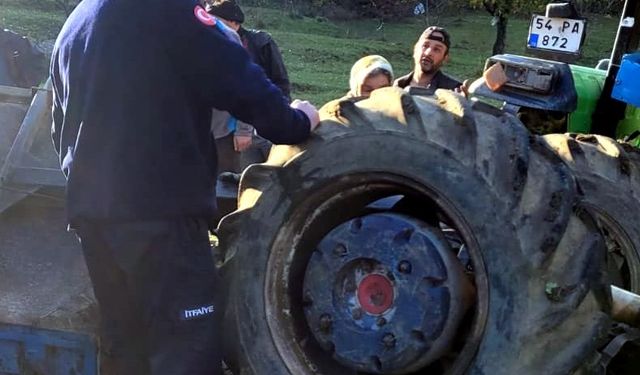 Sakarya'da devrilen traktörün sürücüsü yaralandı