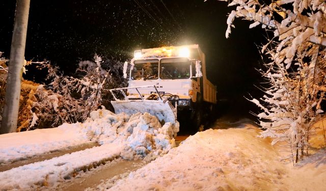 Sakarya'da ekipler kar yağışının etkili olduğu yüksek kesimlerde çalışma yürüttü