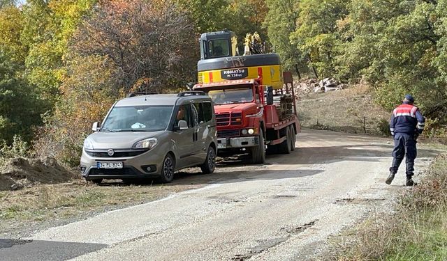 Sakarya'da jandarma iş makinesiyle define arayan 4 kişiyi suçüstü yakaladı