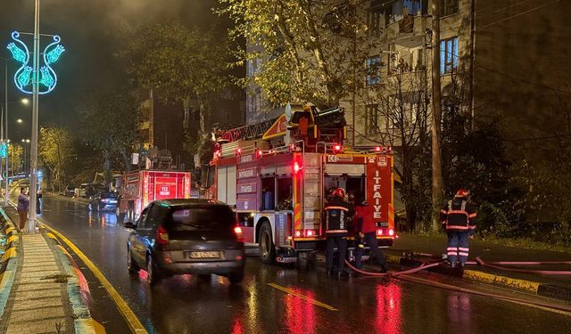 Sakarya'da üç katlı binanın çatısı yangında hasar gördü