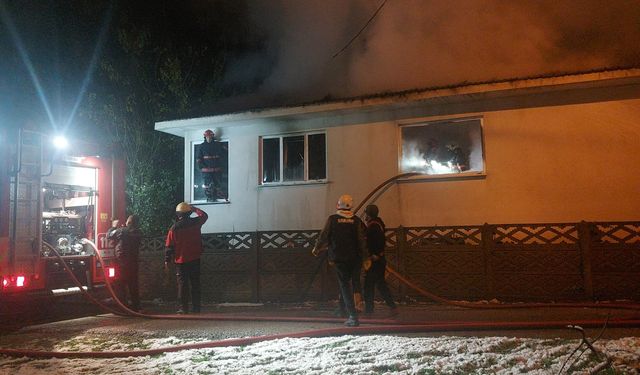 Sakarya'da yangın çıkan tek katlı ev kullanılamaz hale geldi