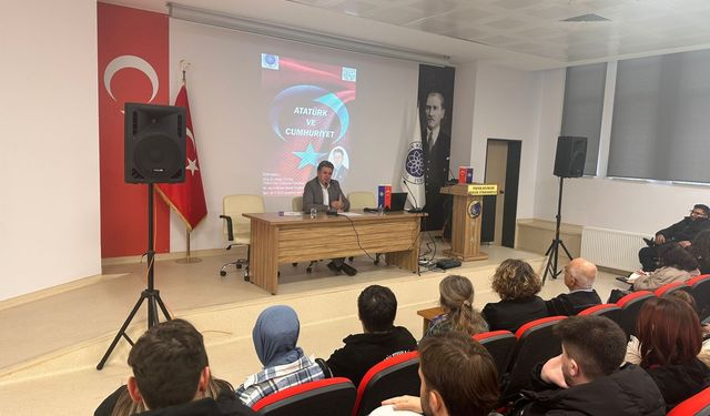 Tekirdağ'da "Atatürk ve Cumhuriyet" konulu konferans düzenlendi