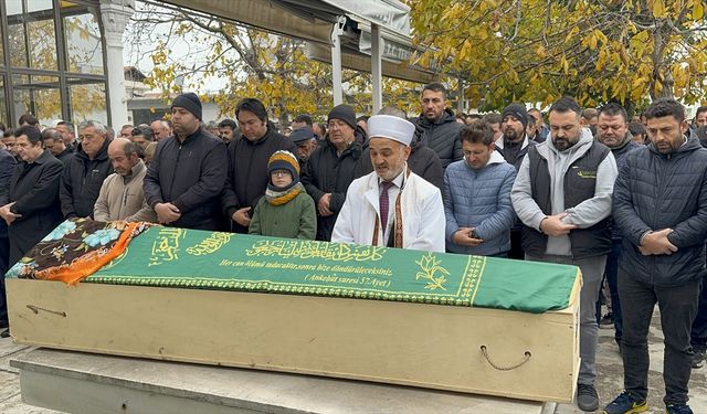 Tekirdağ'da oğlu tarafından bıçaklanarak öldürülen annenin cenazesi toprağa verildi