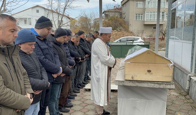 Tekirdağ'da oğlu tarafından bıçaklanarak öldürülen babanın cenazesi toprağa verildi