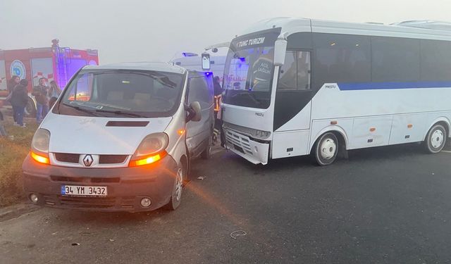 Tekirdağ'da sisin etkili olduğu yolda midibüs ile panelvanın çarpıştığı kazada 4 kişi yaralandı