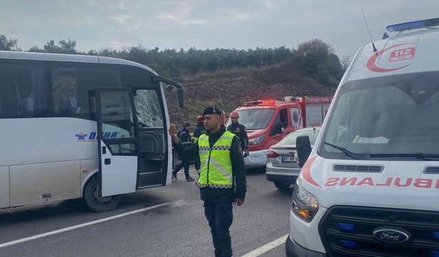 Yalova'da viyadüğün ayağına çarpan midibüsün sürücüsü yaralandı