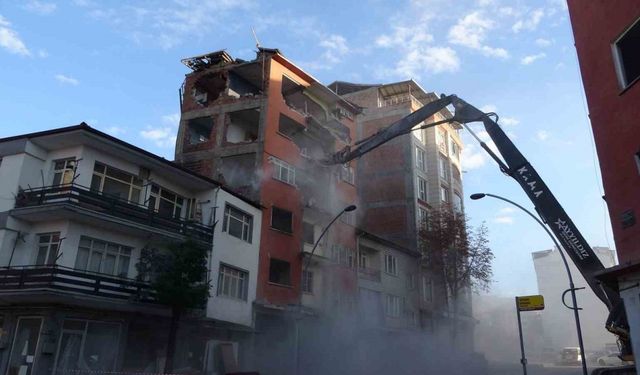 18 aydır yıkım bekleyen Adem Çavuş Apartmanı’nda yıkım işlemlerine başlandı