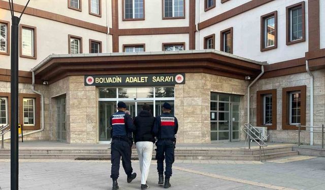 6 suç kaydı ile 14 yıl 4 ay hapis cezasıyla aranan şahsı jandarma yakaladı