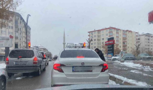 Aksaray’da trafik ışıklarında para isteyenler sürücüleri tedirgin ediyor