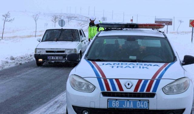 Aksaray’da trafik jandarması kar ve güvenlik kontrolünde