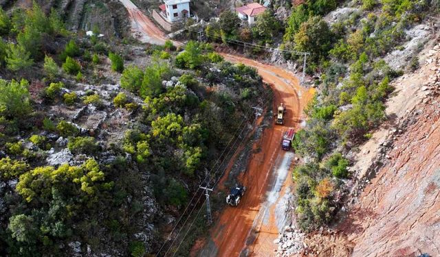 Alanya Belediyesi’nden yağmurda kapanan yollara anında müdahale