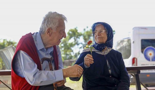 Alzheimer hastaları Mavi Ev’de moral buluyor