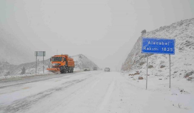 Antalya- Konya karayolunda kar yağışı durdu