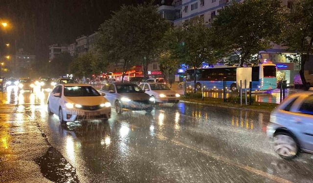 Antalya’da aniden bastıran sağanağa vatandaşlar hazırlıksız yakalandı