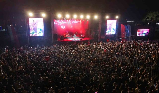 Aydınfest Gençlik Festivali ikinci gününde binlerce kişiyi ağırladı