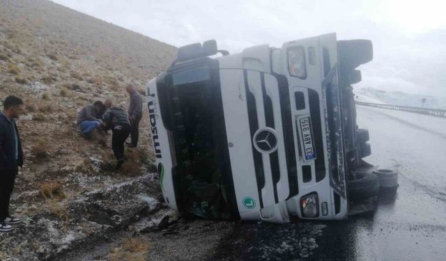 Başkale yolunda tır devrildi: 1 yaralı