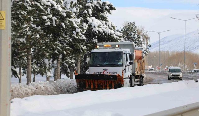 Bayburt şehir merkezinde karla mücadele devam ediyor