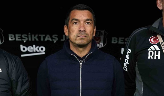 Beşiktaş, Hollandalı Teknik Direktör Giovanni van Bronckhorst ile yollarını ayırdığını açıkladı.