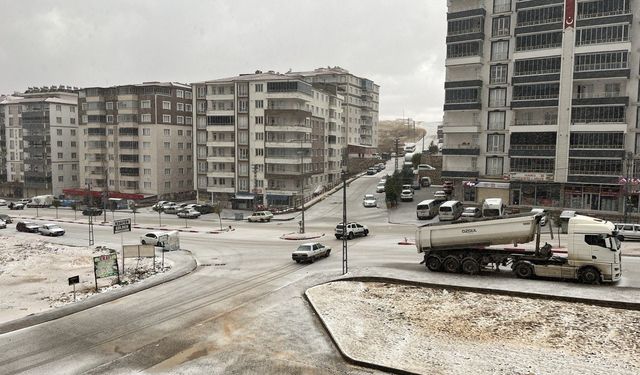 Besni’de dolu ve kar yağışı etkili oldu