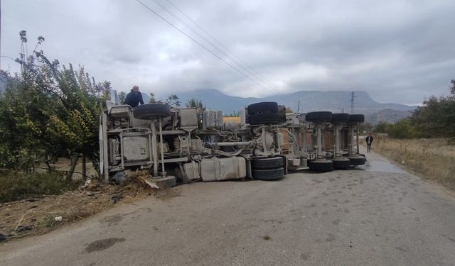 Bilecik’te virajı alamayan kamyon devrilirken, sürücüsü yaralandı