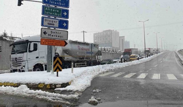 Bolu Dağı’nda kar yağışı etkili oluyor: Kar kalınlığı 40 santimetreyi aştı