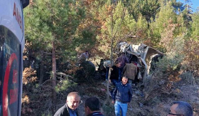 Burdur’da freni patlayıp şarampole uçan hafriyat kamyonu hurdaya döndü: 1 ağır yaralı