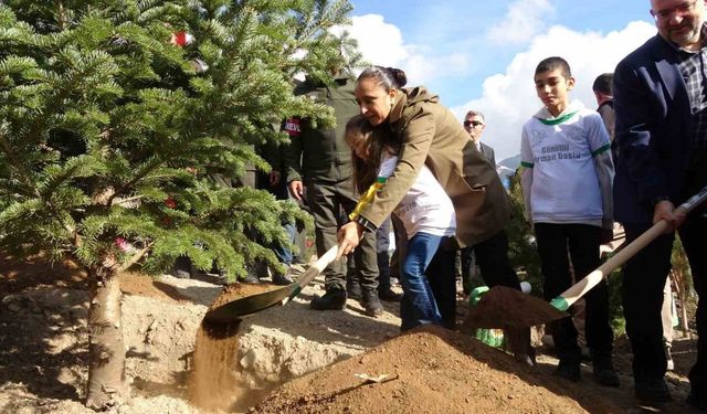 Burdur’da “Geleceğe nefes insanlığa nefes” diyerek 8 bin 850 fidan toprakla buluşturuldu