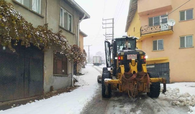 Bursa Büyükşehir, karla mücadele çalışmalarını sürdürüyor