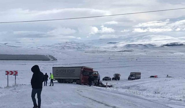 Buzlanma yüzünden kayan tır yolu trafiğe kapattı