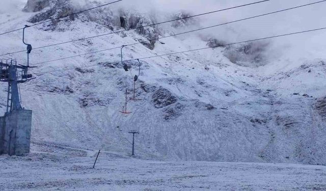 Davraz Kayak Merkezi sezona hazırlanıyor: İlk kar zirveye düştü