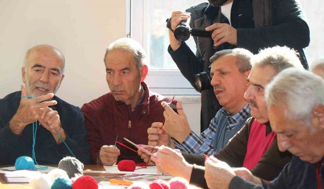 EBYÜ Tazelenme Üniversitesi’nde örgü dersi alan 60 yaş üstü erkek öğrenciler renkli görüntüler oluşturdu