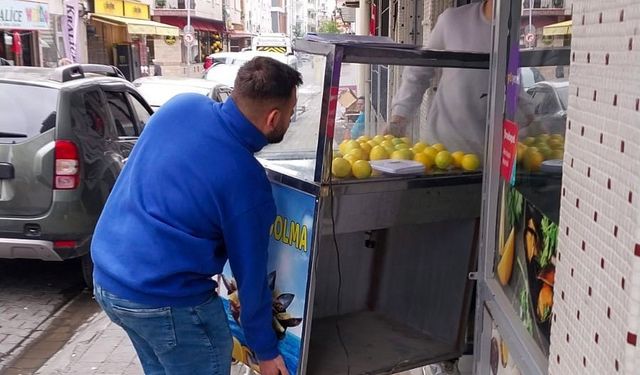 Efeler’de kaldırımlar işgalden arındırılıyor