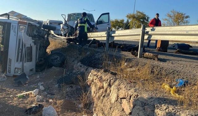 Elazığ’da minibüs ile kamyonet çarpıştı: 2 yaralı