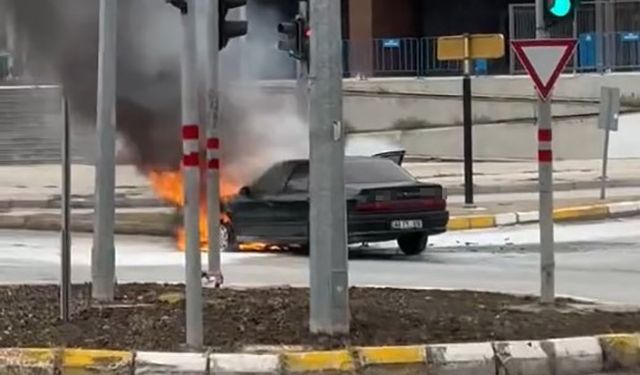 Elazığ’da otomobil alev alev yandı