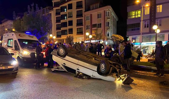 Elektrik direğine çarpan otomobil takla attı: 1 yaralı