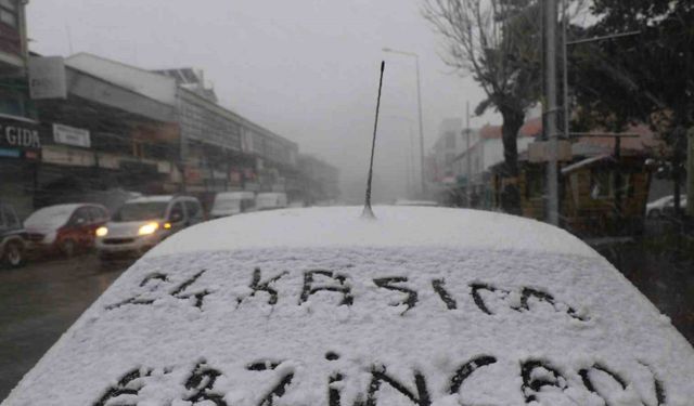 Erzincan kent merkezine mevsimin ilk karı düştü, tipi hayatı felç etti