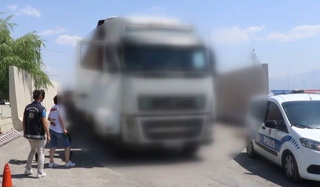 Erzincan’da 17 kaçak göçmen ile onlara aracılık eden 4 kişi yakalandı