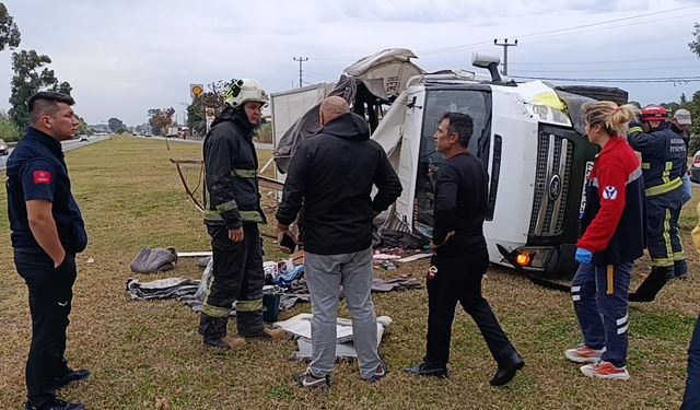 Eşya yüklü kamyonet takla attı, savrulan eşyaları sahipleri topladı