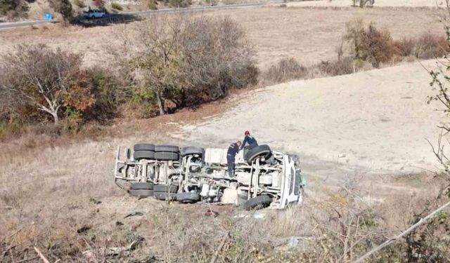 Freni boşalan beton mikseri yoldan çıktı: 1 yaralı