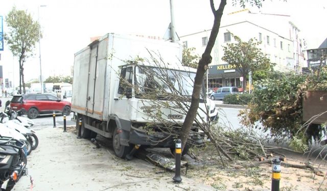 Freni boşalan kamyon kaldırıma girdi; o anlar kamerada