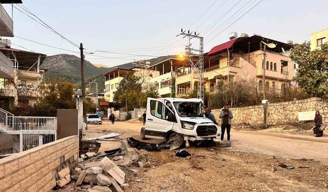 Freni patlayan kamyon 2 aracı biçti, ortalık savaş alanına döndü: 4 yaralı