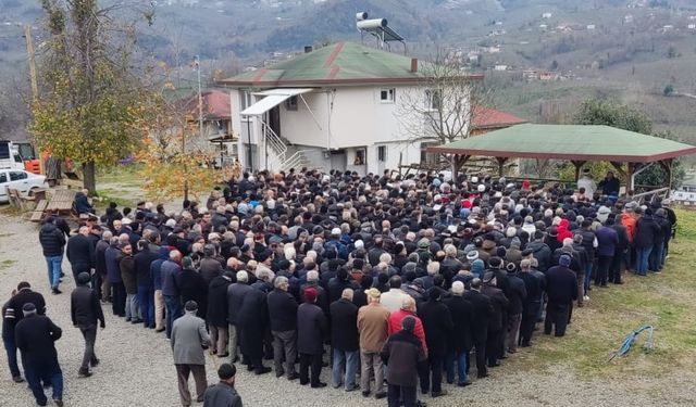 Gurbet yolunda hayatını kaybeden baba ve oğlu son yolculuğuna uğurlandı