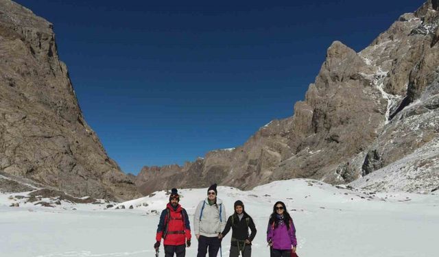 Hakkari’de 20 bin yıllık buzul bölgesinde muhteşem manzaralar oluştu