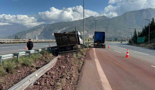 Hatay’da bariyere çarpan kamyon sürücüsü yaralandı