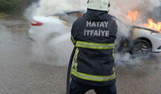 Hatay’da park halindeki otomobil alev alev yandı