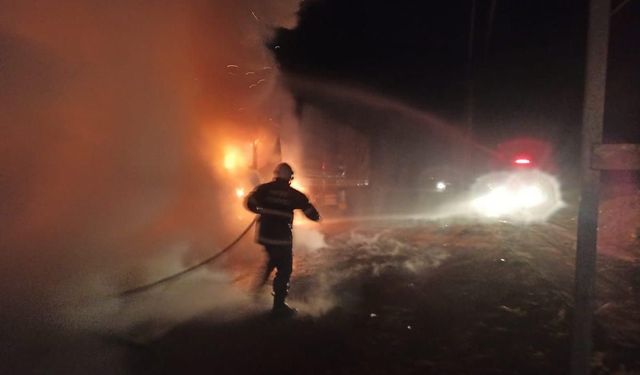 Hatay’da park halindeki tır alev alev yandı