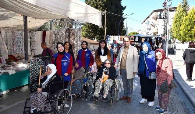 Huzurevi sakinleri gönüllüler eşliğinde pazarda alışveriş yaptı