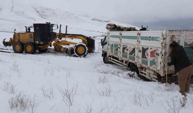 Iğdır’da kar yağışı sonrası mahsur kalan köylüler hayvanlarıyla kurtarıldı