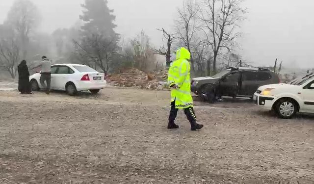 İnegöl’de kar yağışı başladı, sürücüler zor anlar yaşadı