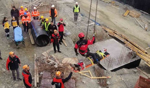 İnşaat şantiyesinde yüksekten düşen genç işçi yaralandı